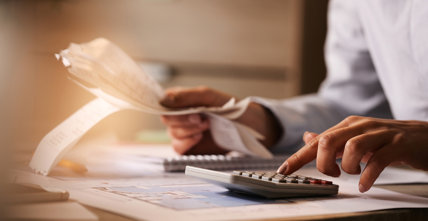 Cálculo de impostos para empresas no Brasil com notas fiscais e calculadora