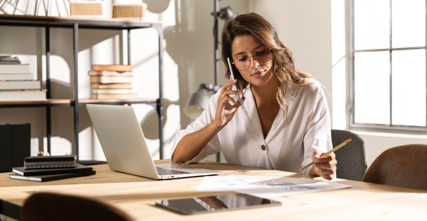 Empresária analisando Simples Nacional, Lucro Presumido ou Lucro Real no escritório
