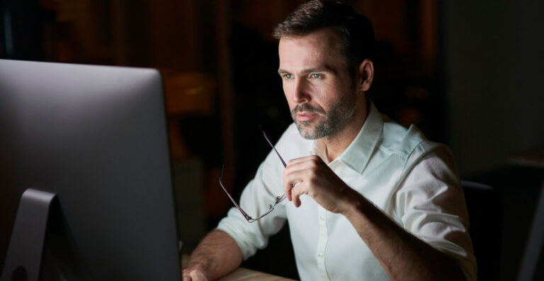 Empresário analisando como regularizar empresa inativa com auxílio contábil