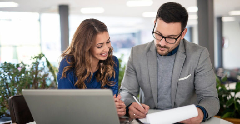 Pró-labore para sócios sendo definido em reunião empresarial