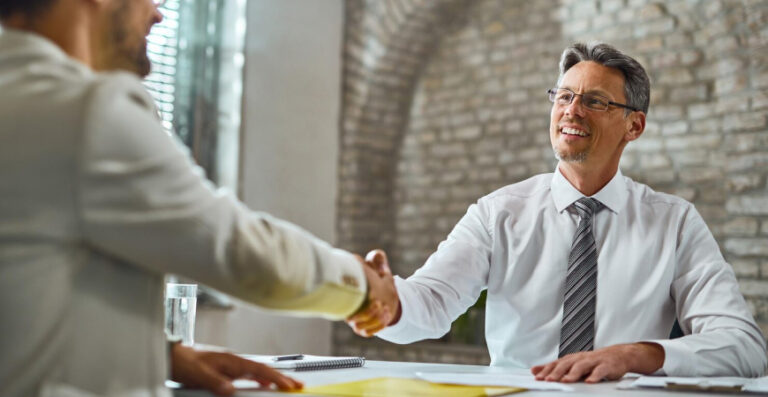 Empresários selando parceria para implantação de BPO Financeiro