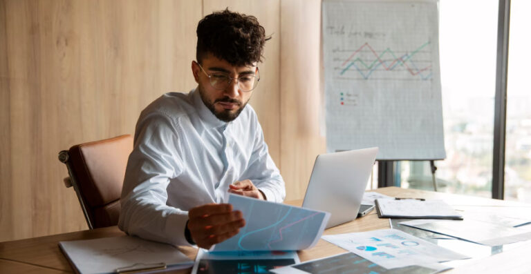 Profissional analisando gráficos como parte do planejamento tributário empresarial