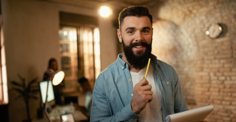 Empresário analisando relatórios e se preparando para a Reforma Tributária