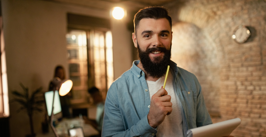 Empresário analisando relatórios e se preparando para a Reforma Tributária